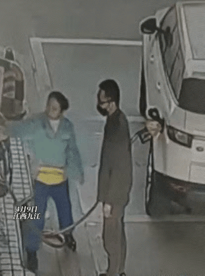 江西九江，加油站工作的徐大姐说，一男子开着一辆白色的无牌路虎车到加油站加油，男子