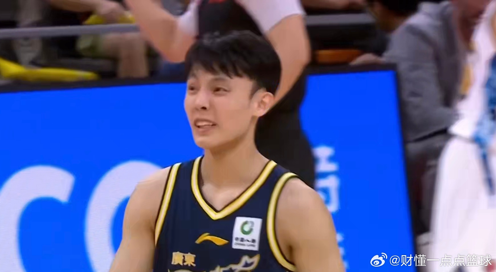 广东宏远男篮100比80战胜卫冕冠军浙江广厦男篮的比赛中，徐杰交出8分6篮板11