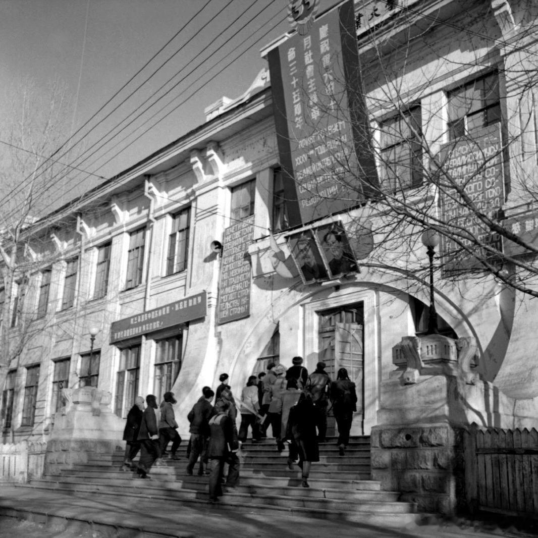 1952年，哈尔滨工业大学，一天的学习开始了。摄影 郑光华 ​​​