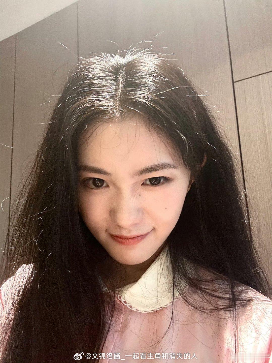 深圳偶遇刘浩存买粽子刘浩存在深圳被网友偶遇购买粽子，素颜波点裙造型引发热议，粉丝