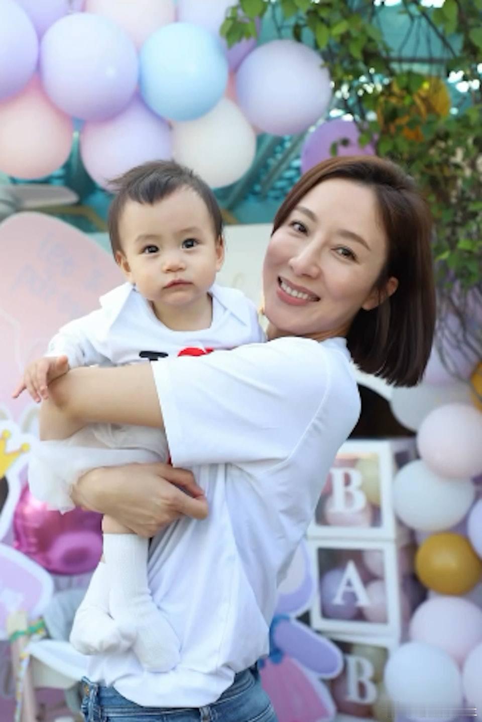 羅子溢與楊茜堯的愛女「小珍珠」羅翊心（Hera）迎來幼稚園畢業。日前即使正忙於拍
