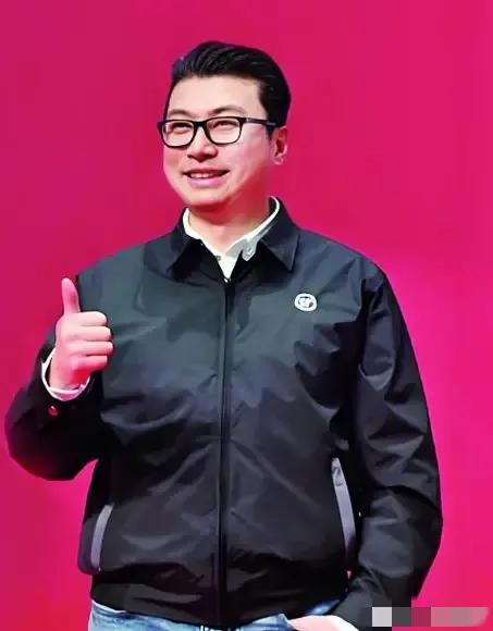 顺丰速运的创始人王卫，从来都不抽烟喝酒，而且还沉默寡言，甚至曾经做过清洁工。可任