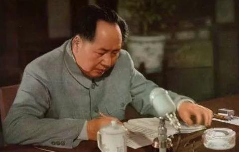 1963年，毛主席70岁大寿：不许祝寿、不收贺礼，一句玩笑话道破顶级自律。
 