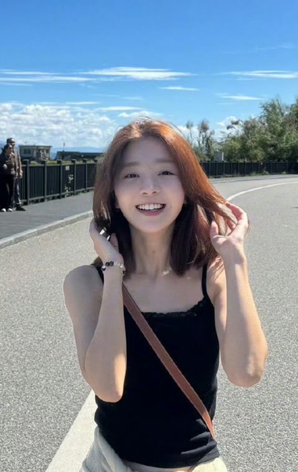 宋伊人真的是很明媚阳光的女孩啊，她一直在传递正能量，不懂为什么互联网这么多人对她