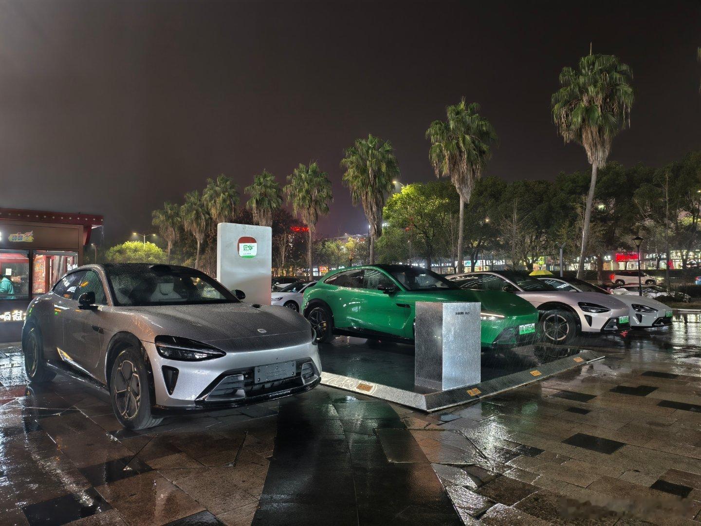 下班回家路上看到一排的小米汽车太帅了，忍不住淋着雨拍了两张 ​​​
