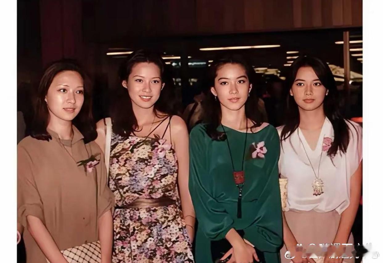 上世纪八十年代，胡因梦、周丹薇、林青霞、胡慧中同框的合影，四人当中数胡慧中年龄最