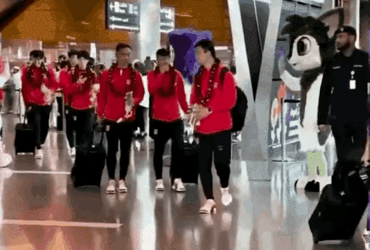 中国男足抵达卡塔尔，心态真不错！有说有笑，真似去西天取经了。[尬笑]