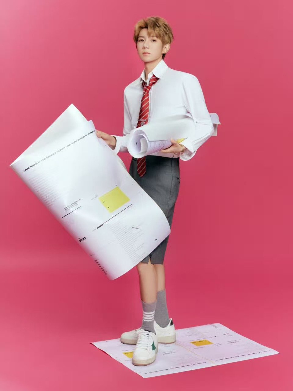 王源夏日歌会造型王源618夏日歌会造型 这个发色好好看好温柔 