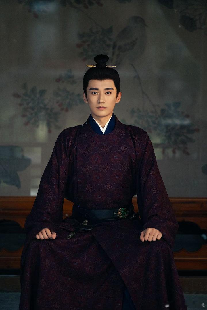 刘学义长了张能扛事的脸这长相太贴当家兄长人设了，自带一种万事扛得住的气场，光是看