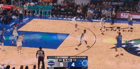 知耻而后勇！
班凯罗今天终于雄起了一回……
生死战面对黄蜂，班凯罗打得非常聪明，