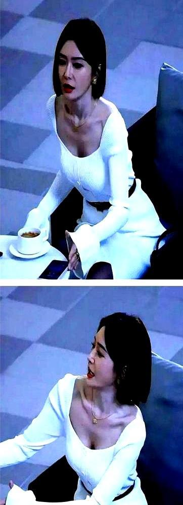 600多天的亲密，换来同场1秒钟的对视都不敢。
 
杨幂侧着身子从他那桌路过，眼