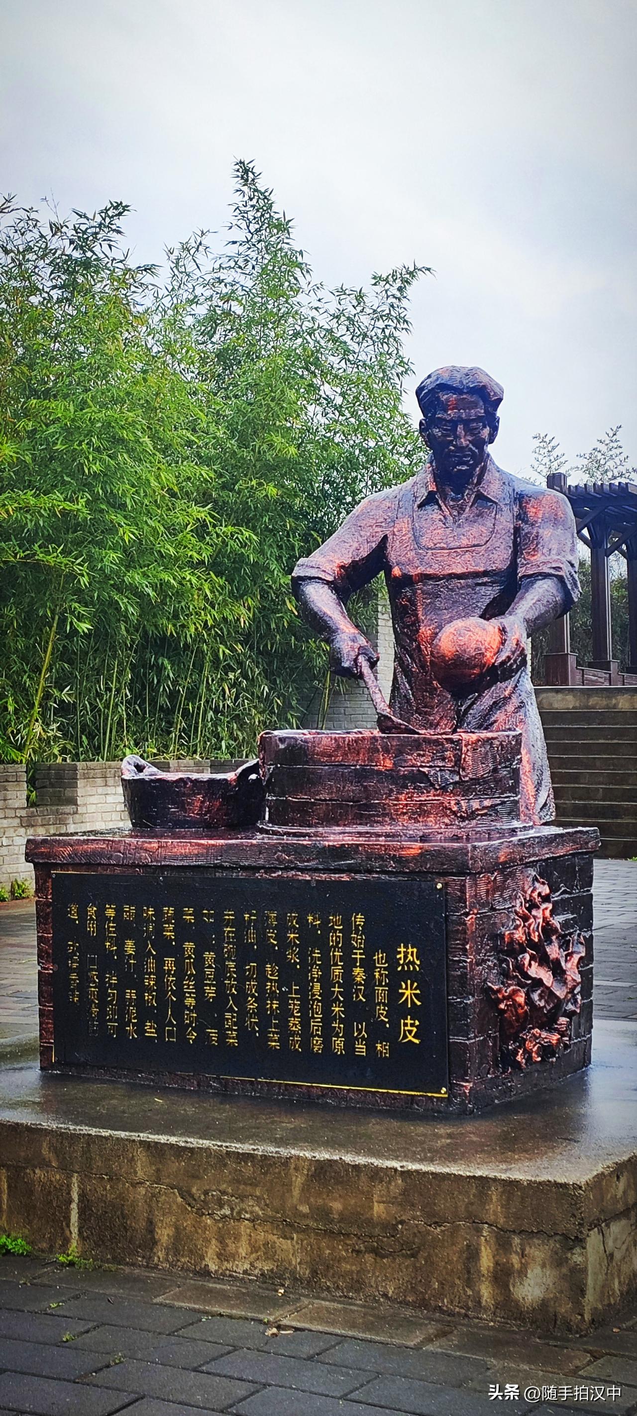 观花途中的休息区，塑有：浆水面、梆梆面、菜豆腐、热面皮。外地人这些小吃也许无感，