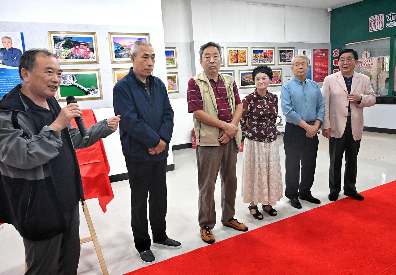 摄影师  昨日是国庆77周年，上午我们在徐州的一处商场内，举办供销穿戴城40周年