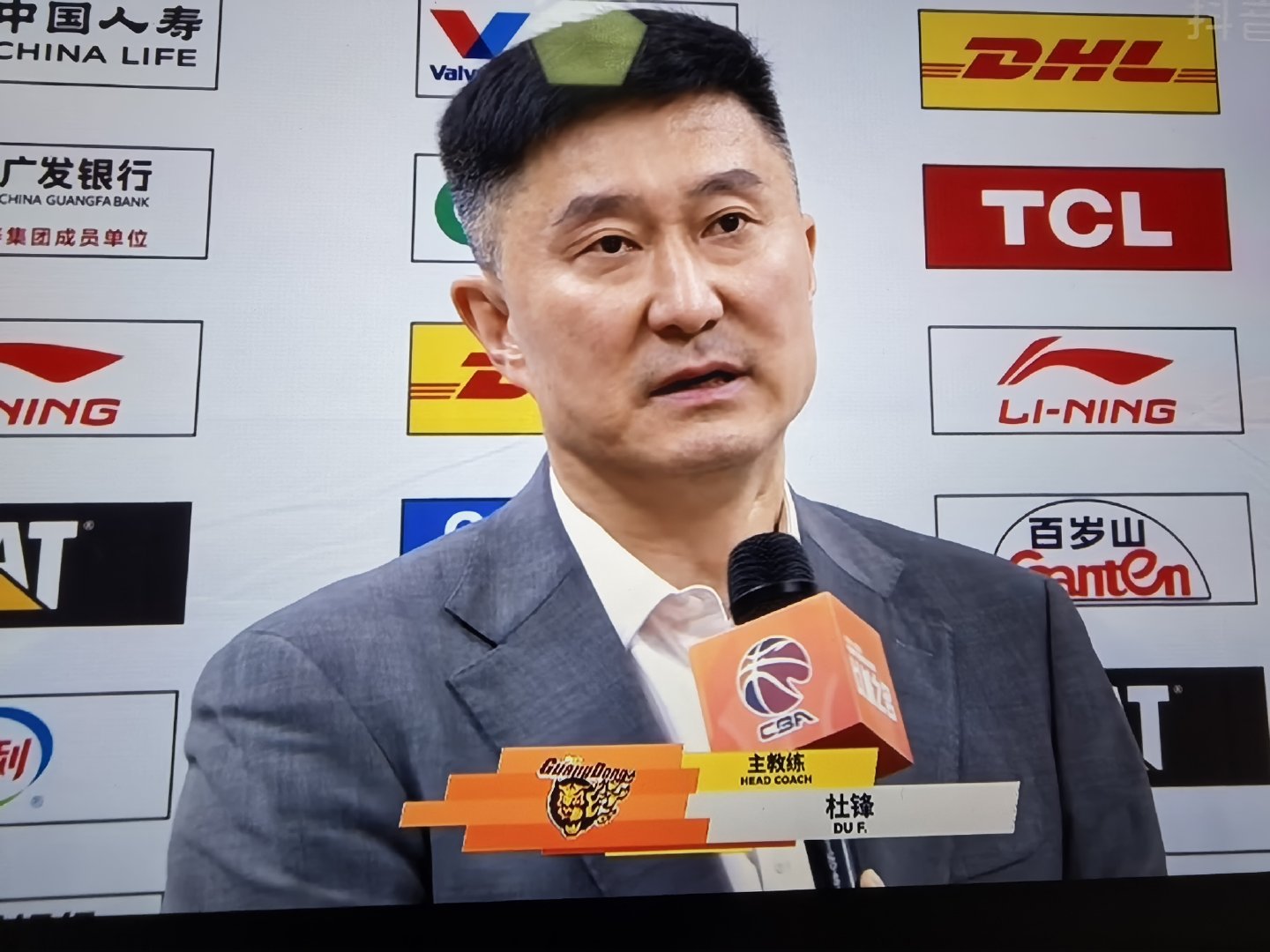 广东男篮vs同曦男篮这个家伙好恶心啊 14和杨溢是你姐经纪公司的人吧。尼玛最后十