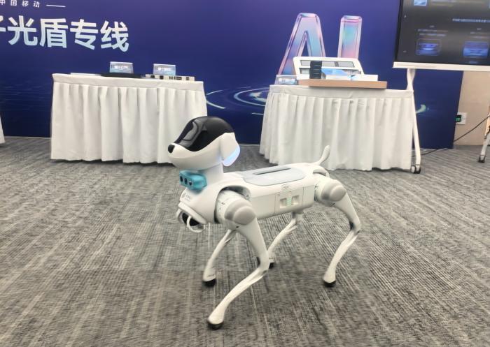 1. 技术突破：云端协同+仿生交互的创新架构
- 5G云算赋能：通过5G网络就近