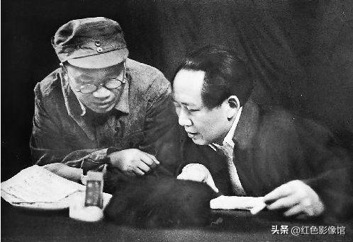朱德与毛主席，周总理，彭德怀，任弼时，叶剑英等合影