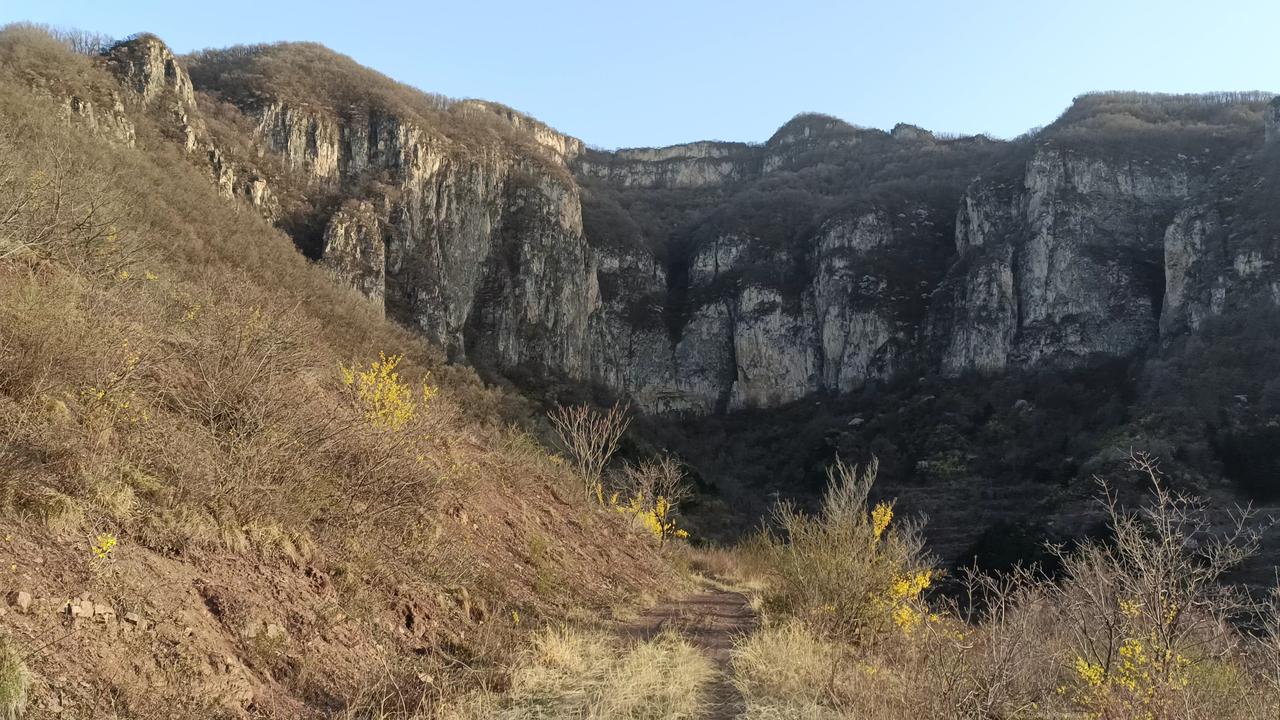 这便是山西左权县麻田镇的李家岩村，想要进村，必须跋涉十几公里的崖边险路，村庄坐落