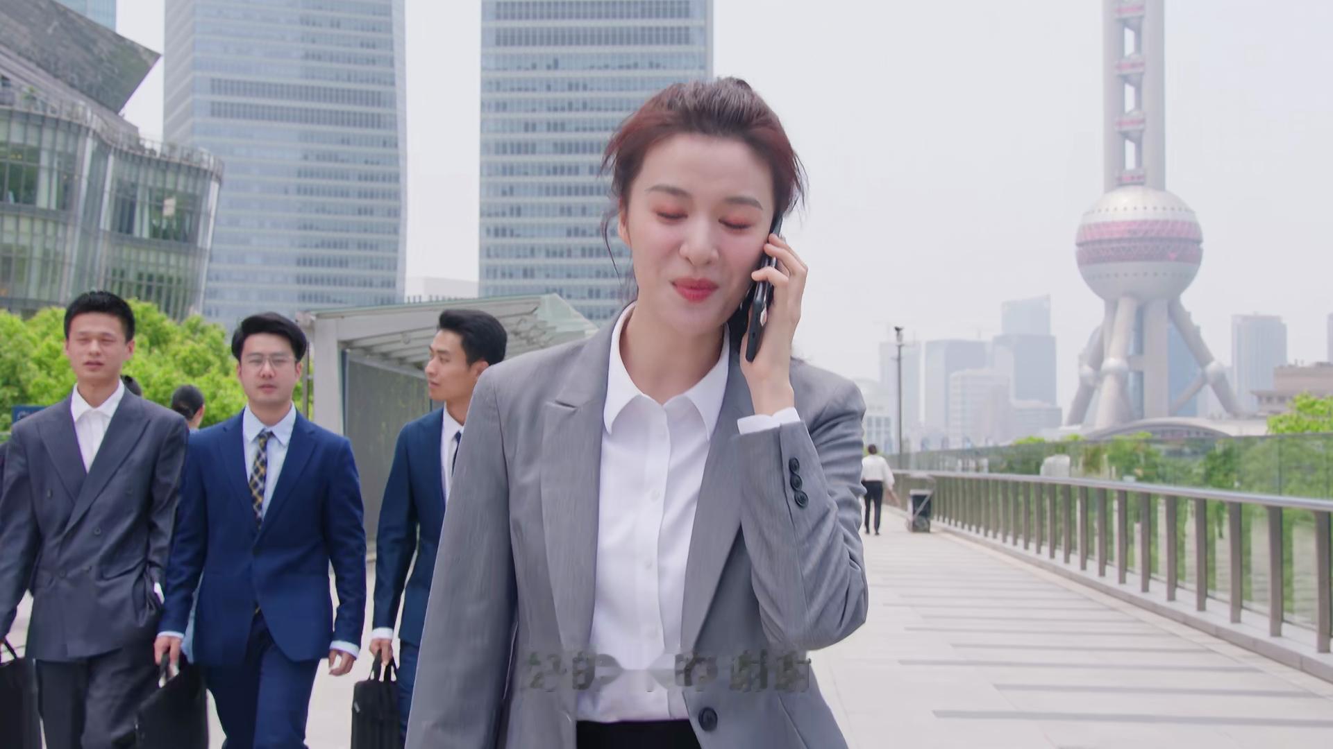 爱情有烟火 女主登场说陆家嘴是国际金融中心，这里的人们都是那么自信，然后她身边的