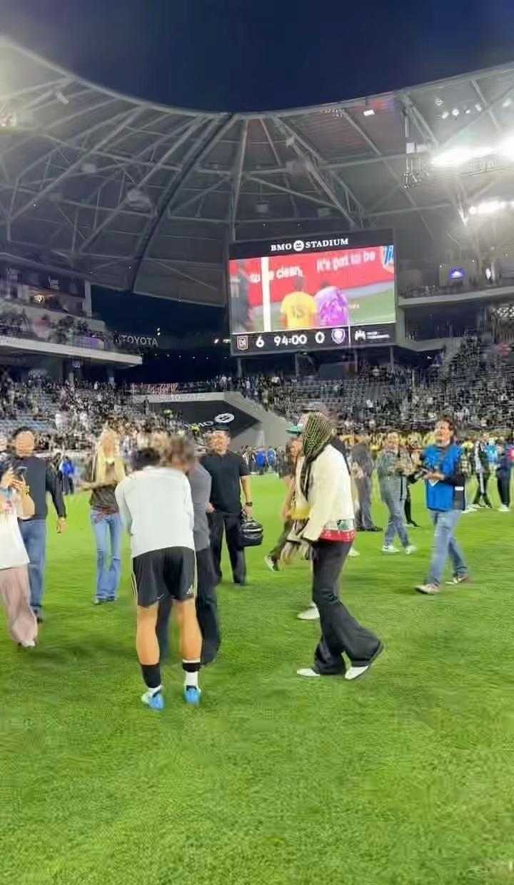 拥抱需翘脚的小可爱🤭 笑死，i人声妹跟孙兴慜好正式地互相鞠躬，e人小龙等在旁边