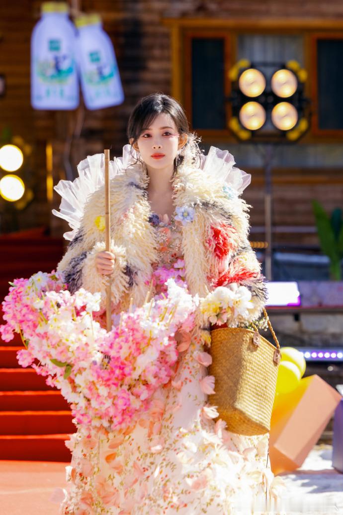 孟子义桃花坞主题走秀孟子义桃花坞主题走秀正在加载中 孟子义《桃花坞》牧野主题走秀