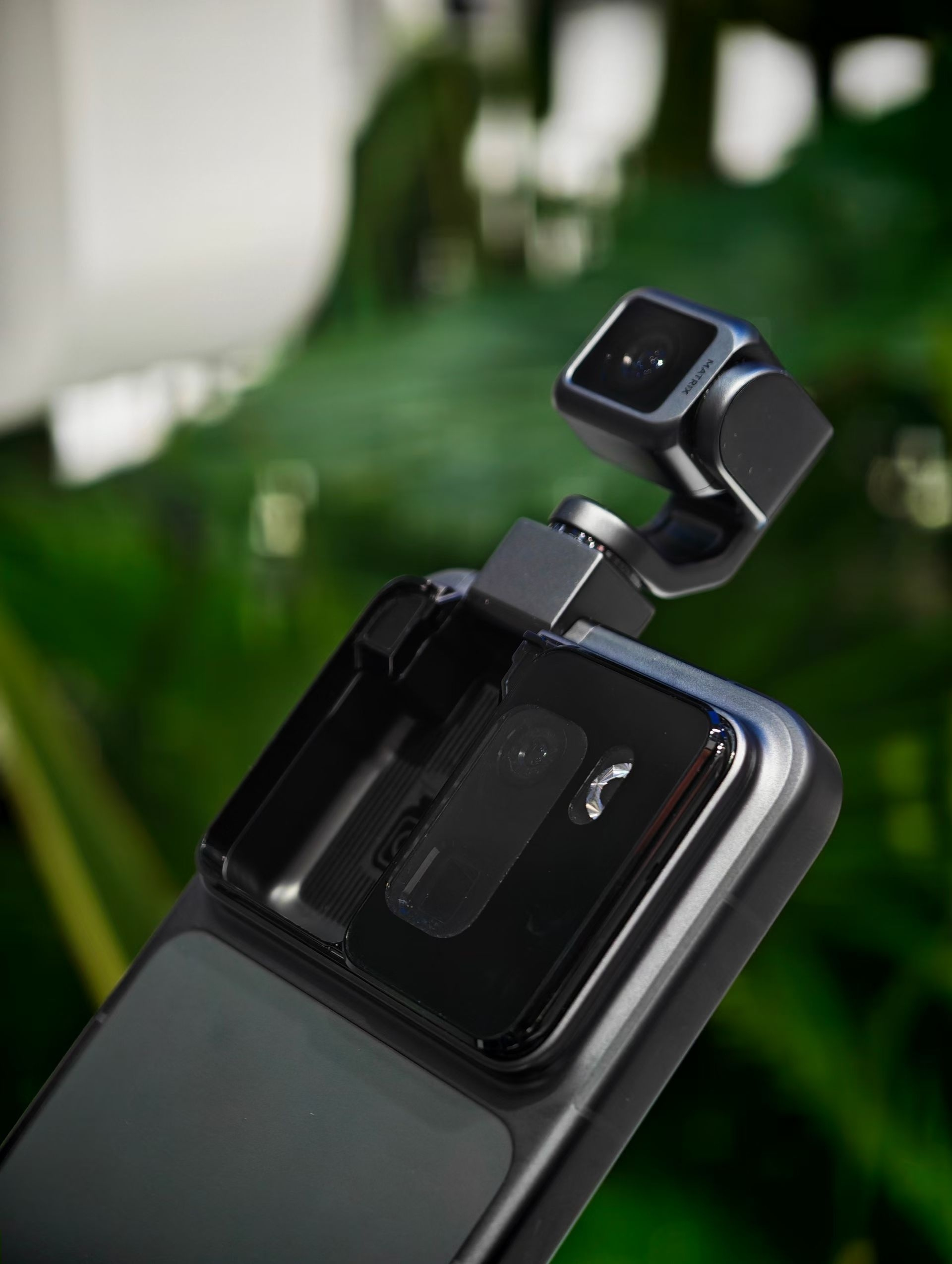 首款手机机器人亮相 荣耀这是把 pocket 缝到了手机里？但区别的是它的云台支