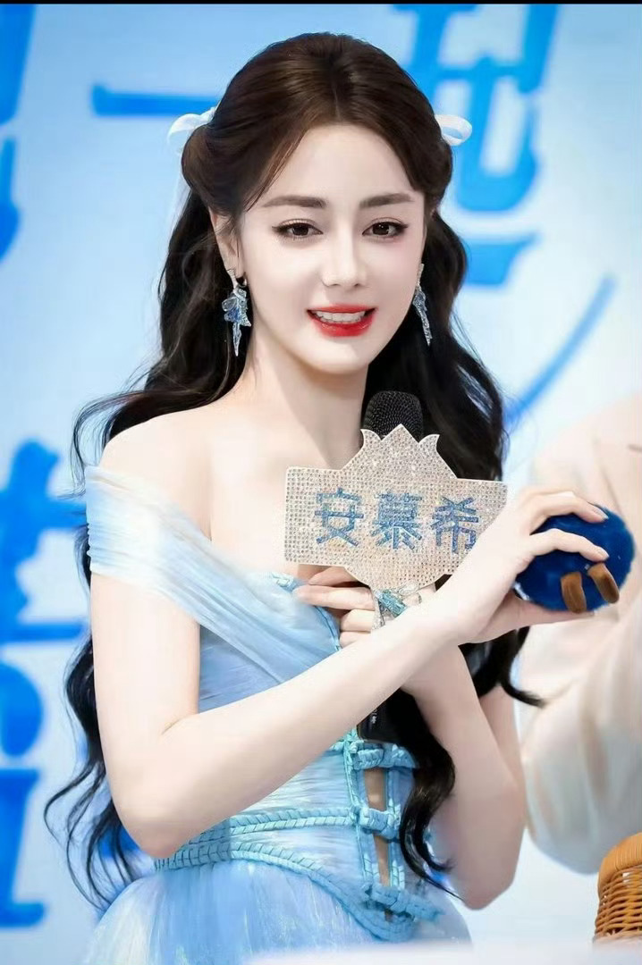 热巴一直用头发话筒遮挡为什么这么多人去质疑一个女生，防走光的动作出于对自己的保护