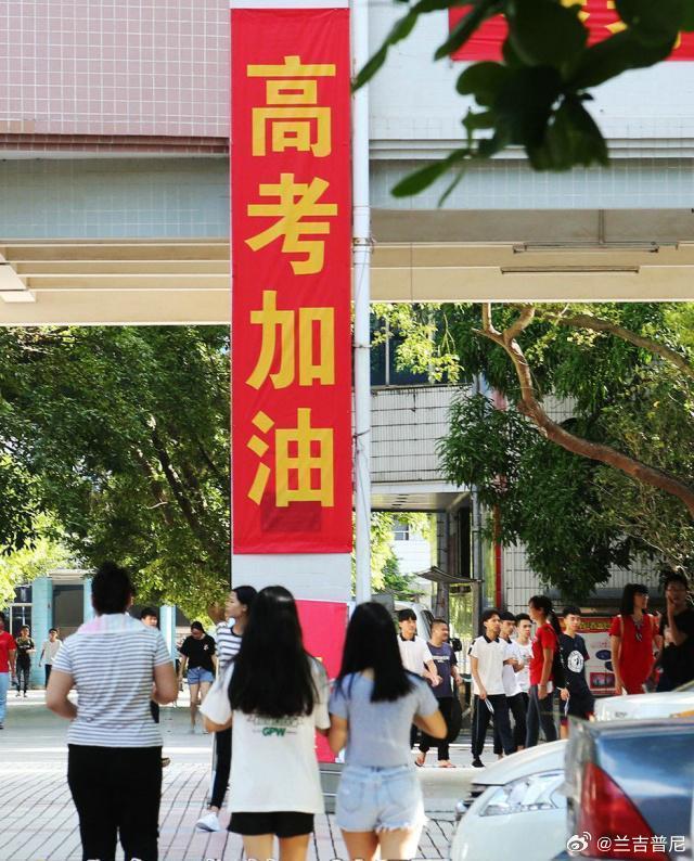 用一个字形容考后状态 脑子里突然没了知识点，手也不知道该翻哪本书，像被掏空又有点