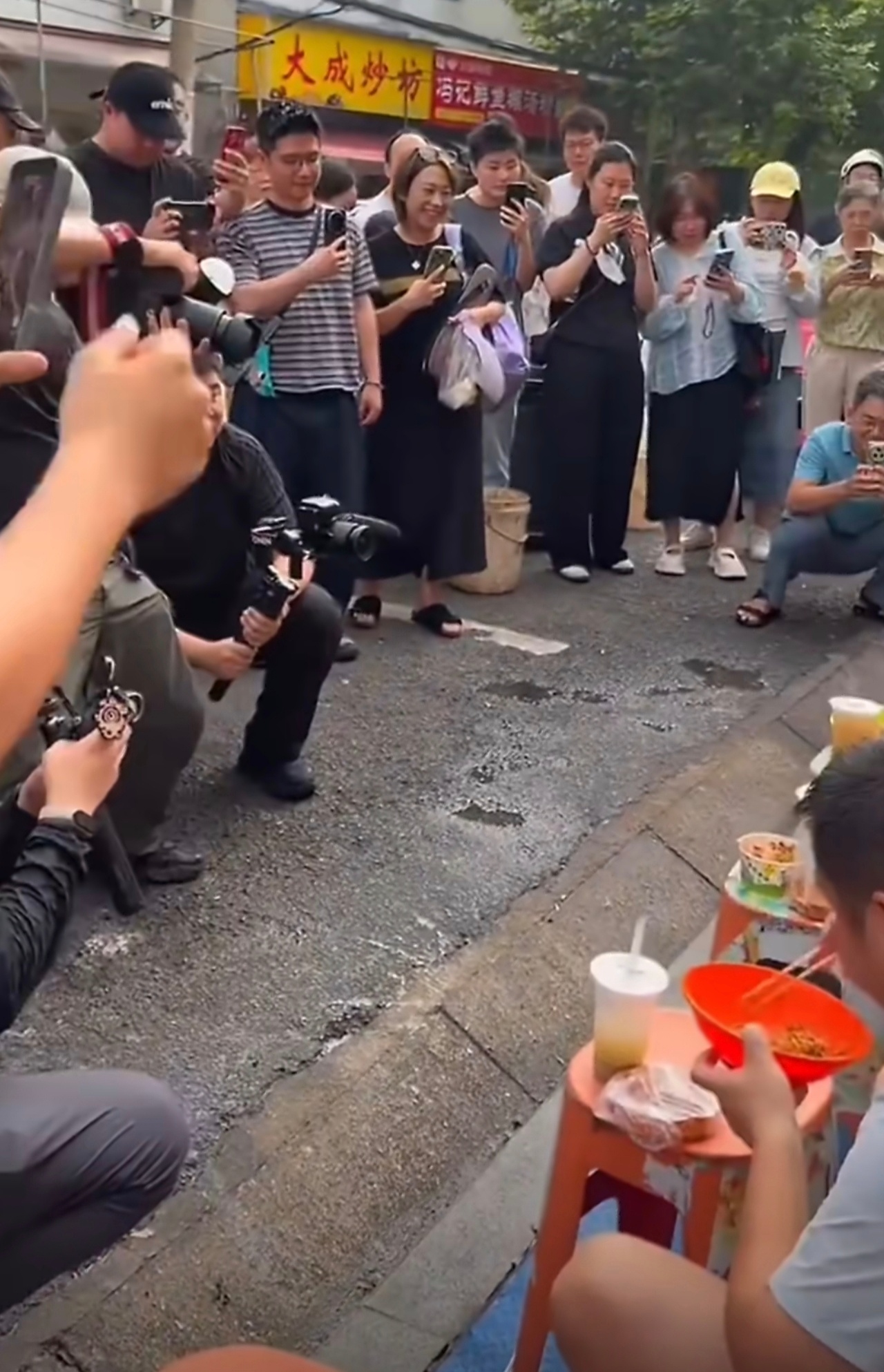 家长偶遇雷军鼓励孩子去小米上班太接地气了，都能随便和千亿总裁合影，都在围观，这场