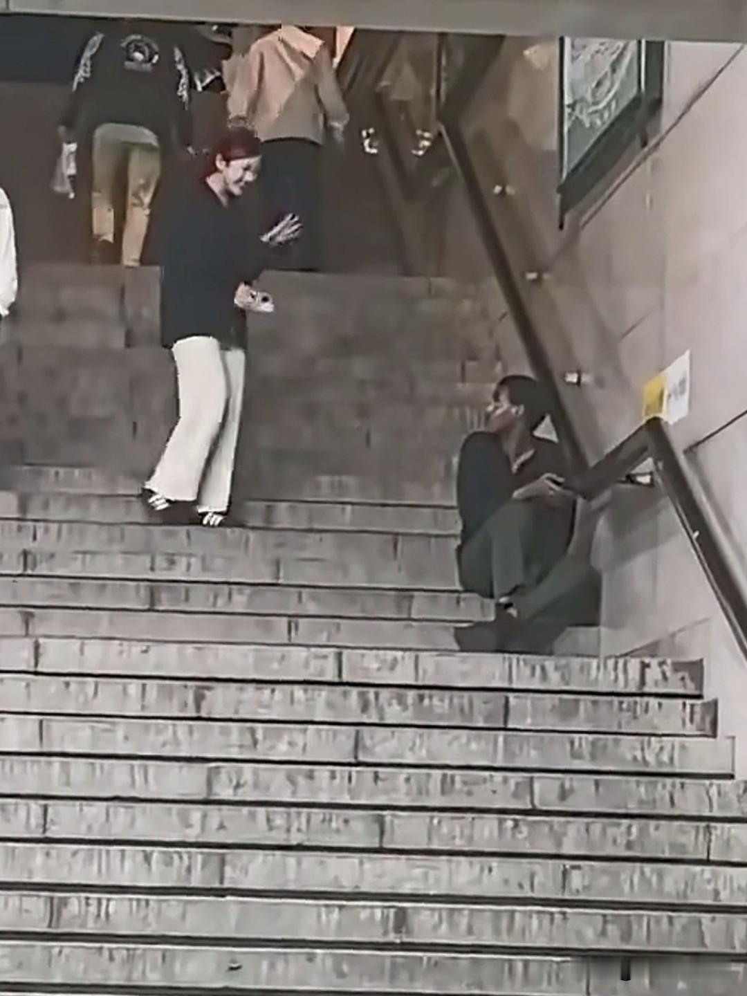 这段视频最近很火，有网友给黑哥写了一段内心独白“我都混成流浪汉了，怎么还有人加我