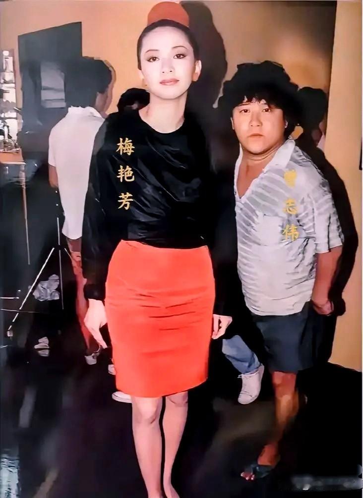 一九八八年，曾志伟和梅艳芳在片场休息间隙留下了这张合影。彼时曾志伟三十五岁，洒脱
