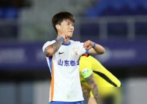 进球后他对着国安看台，双手捂耳，然后背对背疯狂挥舞手臂。整个工体瞬间炸了。
那