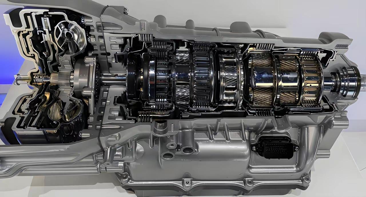 咱们得认清一个事实：在燃油车时代，最难翻过去的那座山，不是发动机。
是变速箱。