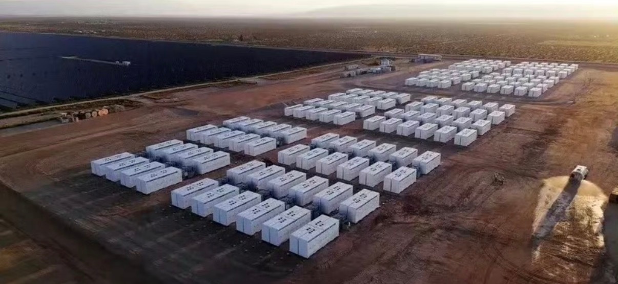 【特斯拉建成其全球最大超级充电站 设有168个充电桩】近日，特斯拉正式宣布，其位