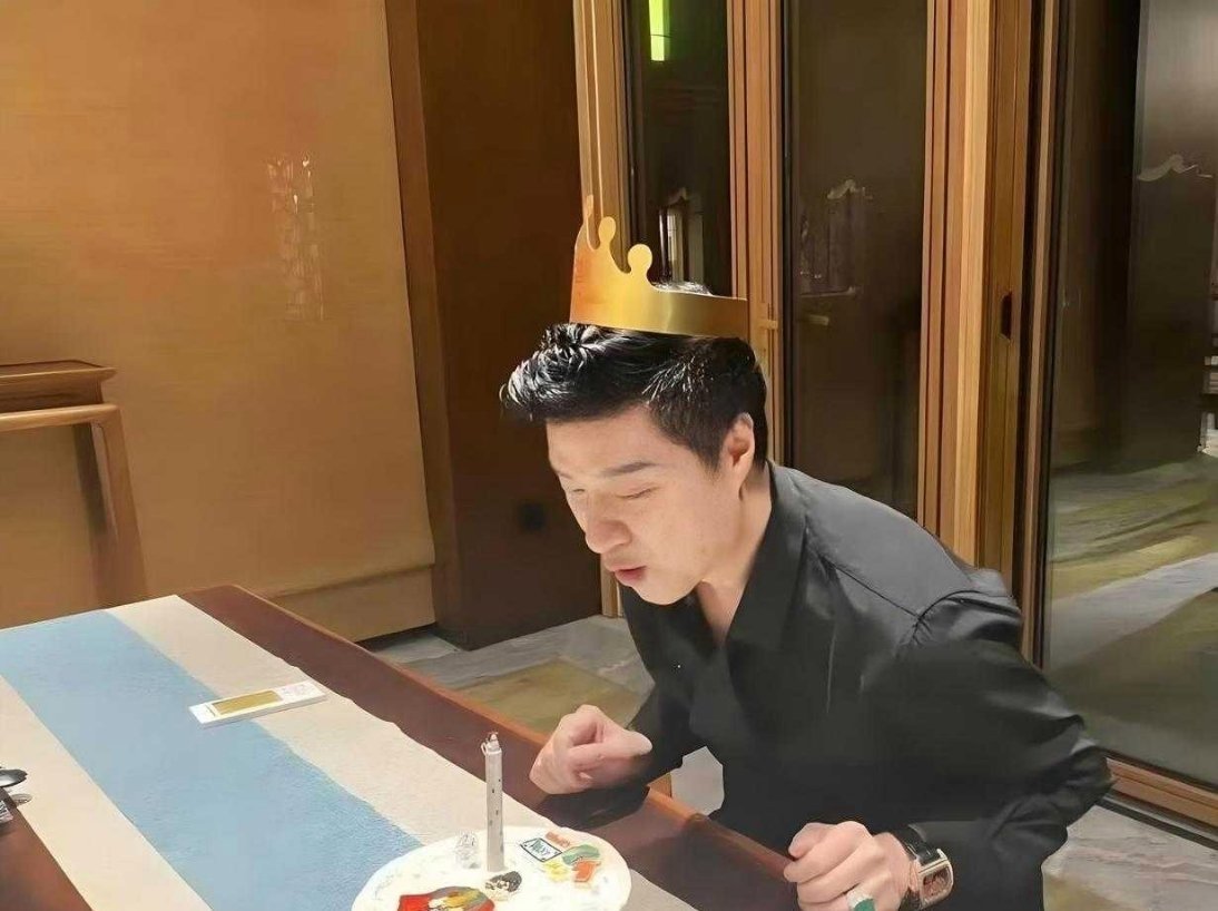 范丞丞爸爸73岁生日照，你敢说这是73，我咋觉得37呢 