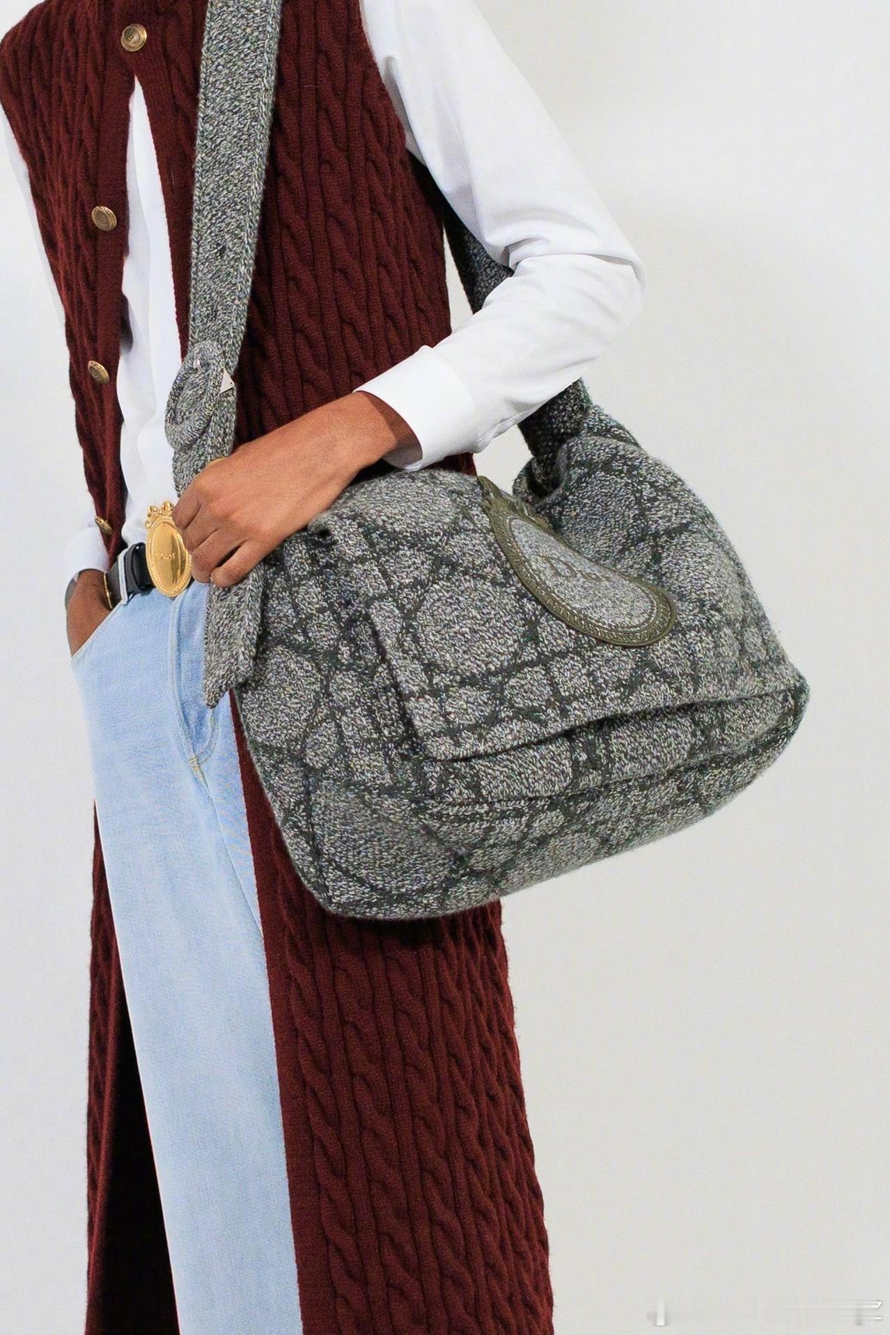 Dior 2026冬季男装系列，包袋细节特写。柔软的藤格纹图案侧背包、皮革圆筒包