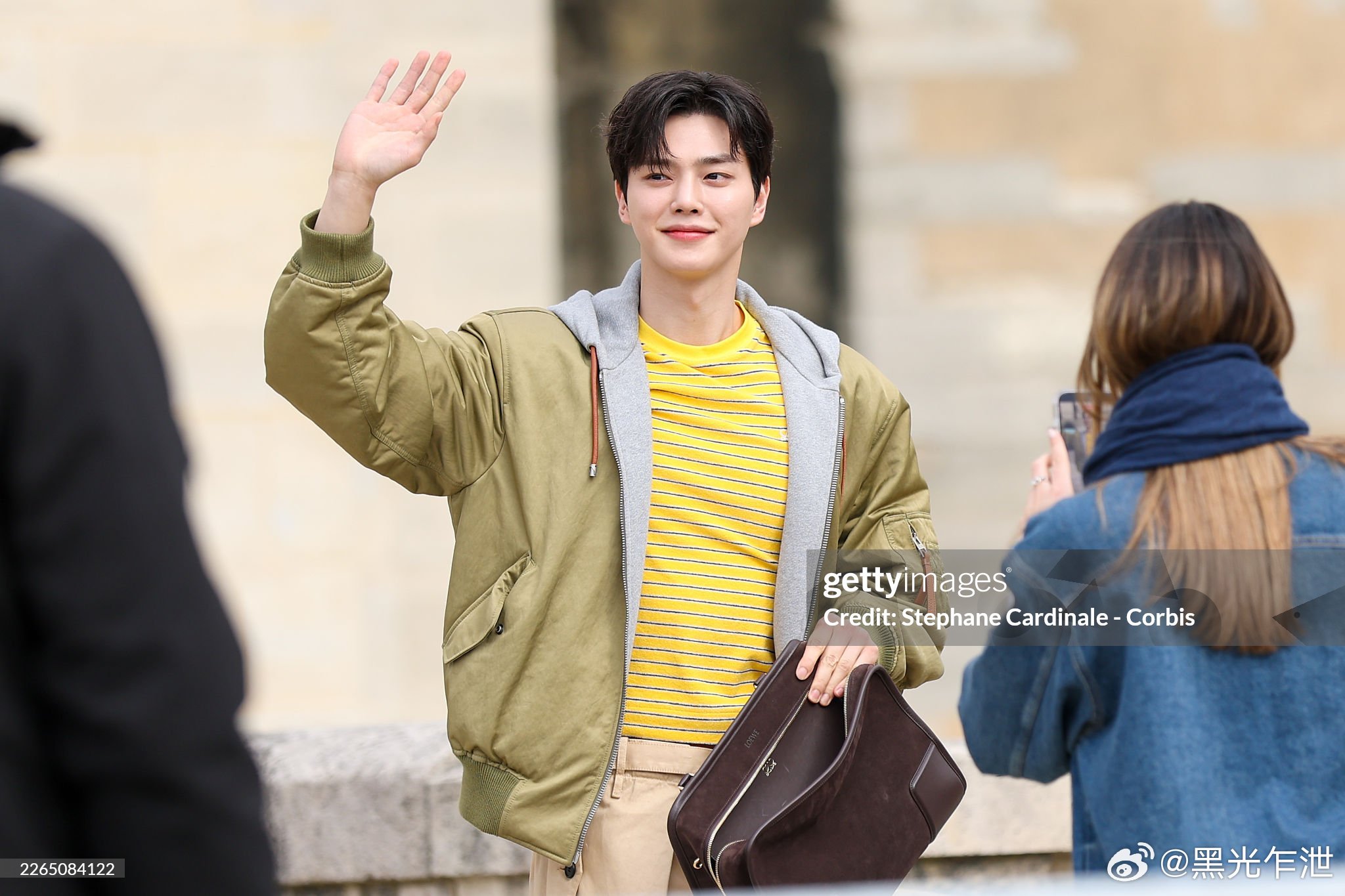 宋江出席Loewe秀场： 