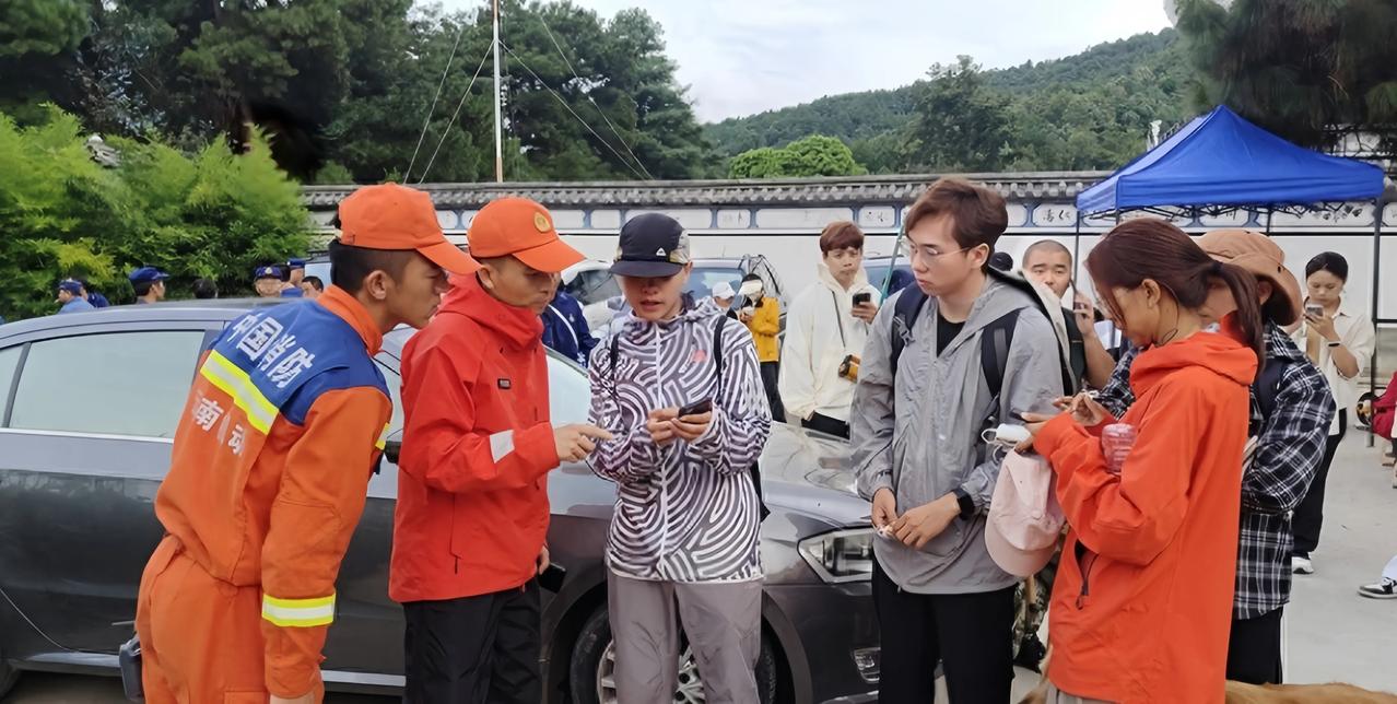 苍山深处8岁男孩生死未卜，搜救犬无人机难觅踪迹，涉事夏令营资质成谜。
8月9日上