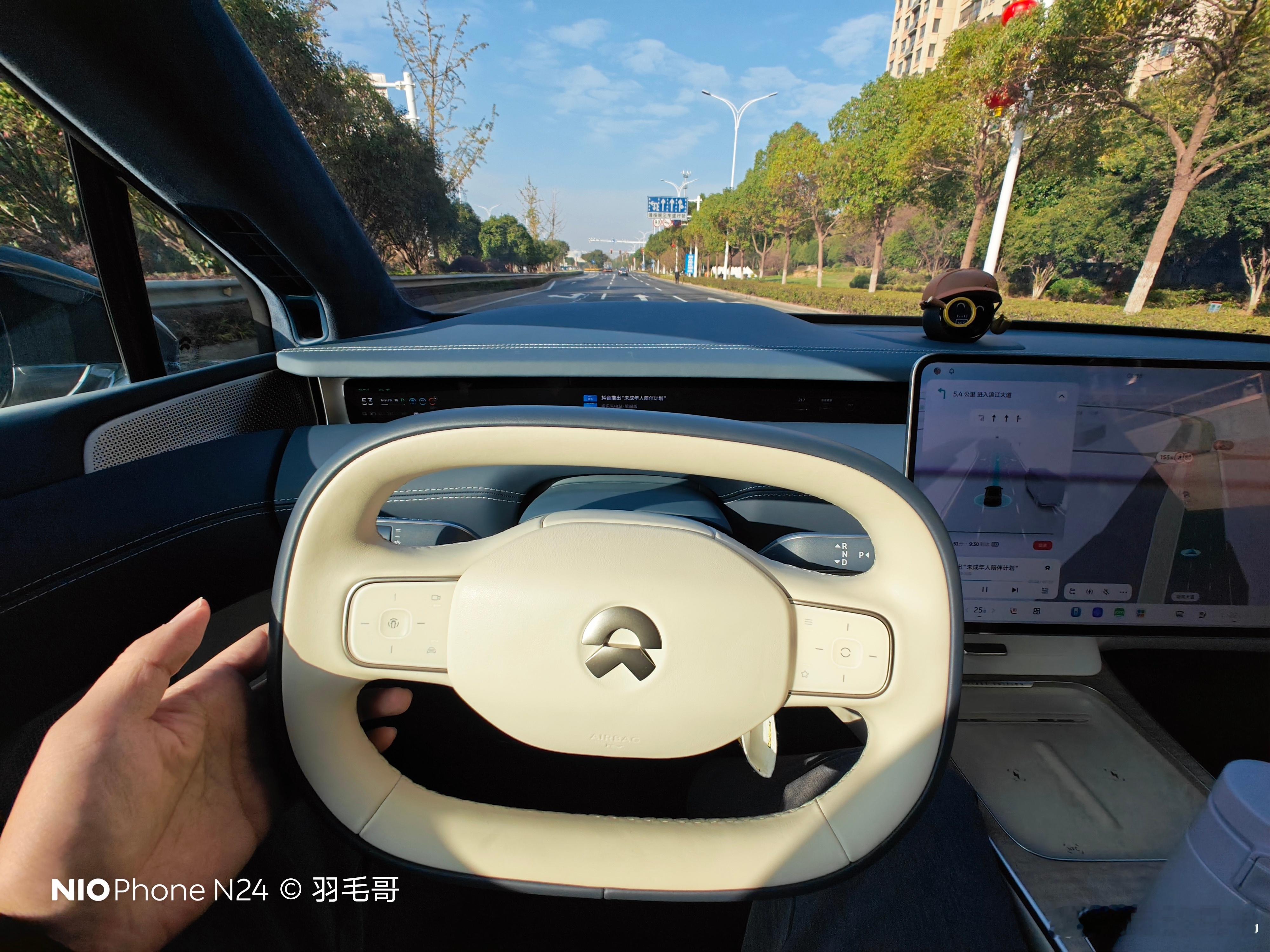 今天有点冷，上车就使用座椅加热和方向盘加热，ET9的座椅加热很有意思，他的门板扶