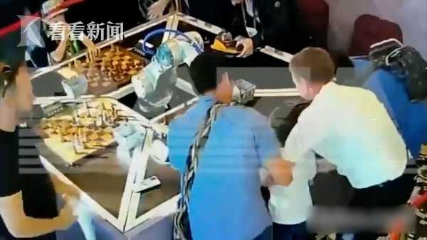俄罗斯男孩下棋被ai机器人夹住手指骨折 负责人竟说是他的错