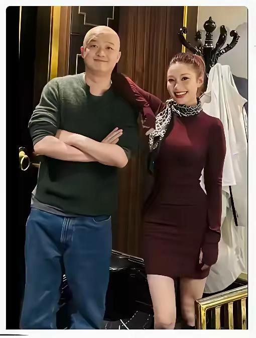 这就是包贝尔同行的红衣美人吗？

感觉五官一般，但是这身材确实很曼妙，非常的成熟