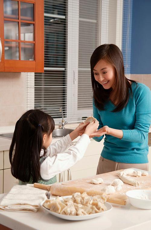 小小年纪，便诠释了何为孝道！
夫妻俩去幼儿园接3岁的儿子放学，儿子见到他们后，“