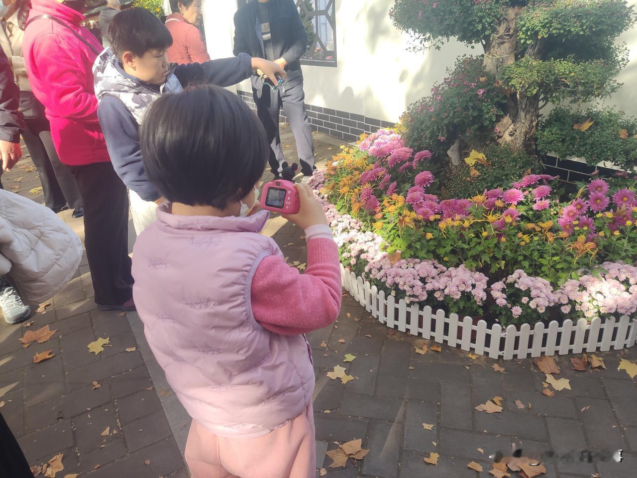 郑州市人民公园随手拍:小小摄影师在用镜头记录美好……