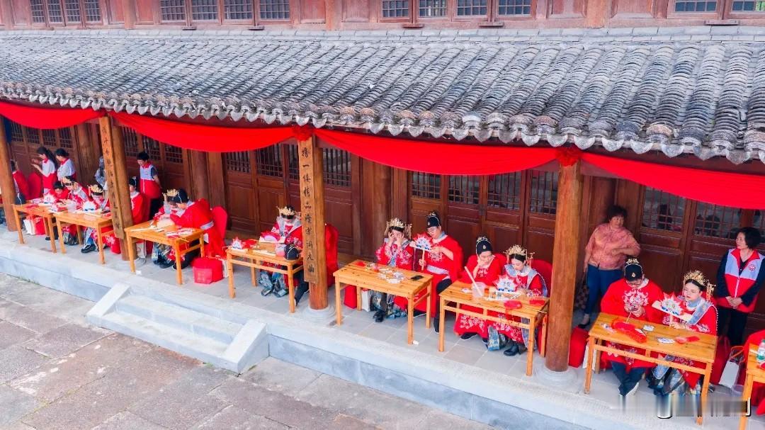 5月16日上午，一场以“爱在浙里 月泉有囍”为主题的简约而庄重的集体婚礼在浦江县