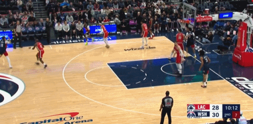 晃起防守上靠三分出手被犯规~！三罚~！！ 