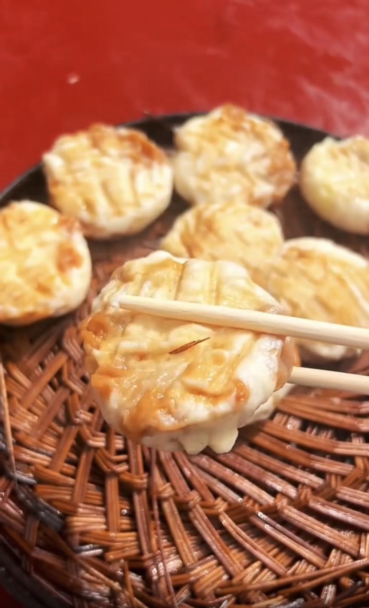 运动完路过包子摊，热气腾腾的包子看着就香。忍不住买了一笼，又点了一碗紫菜蛋花汤，