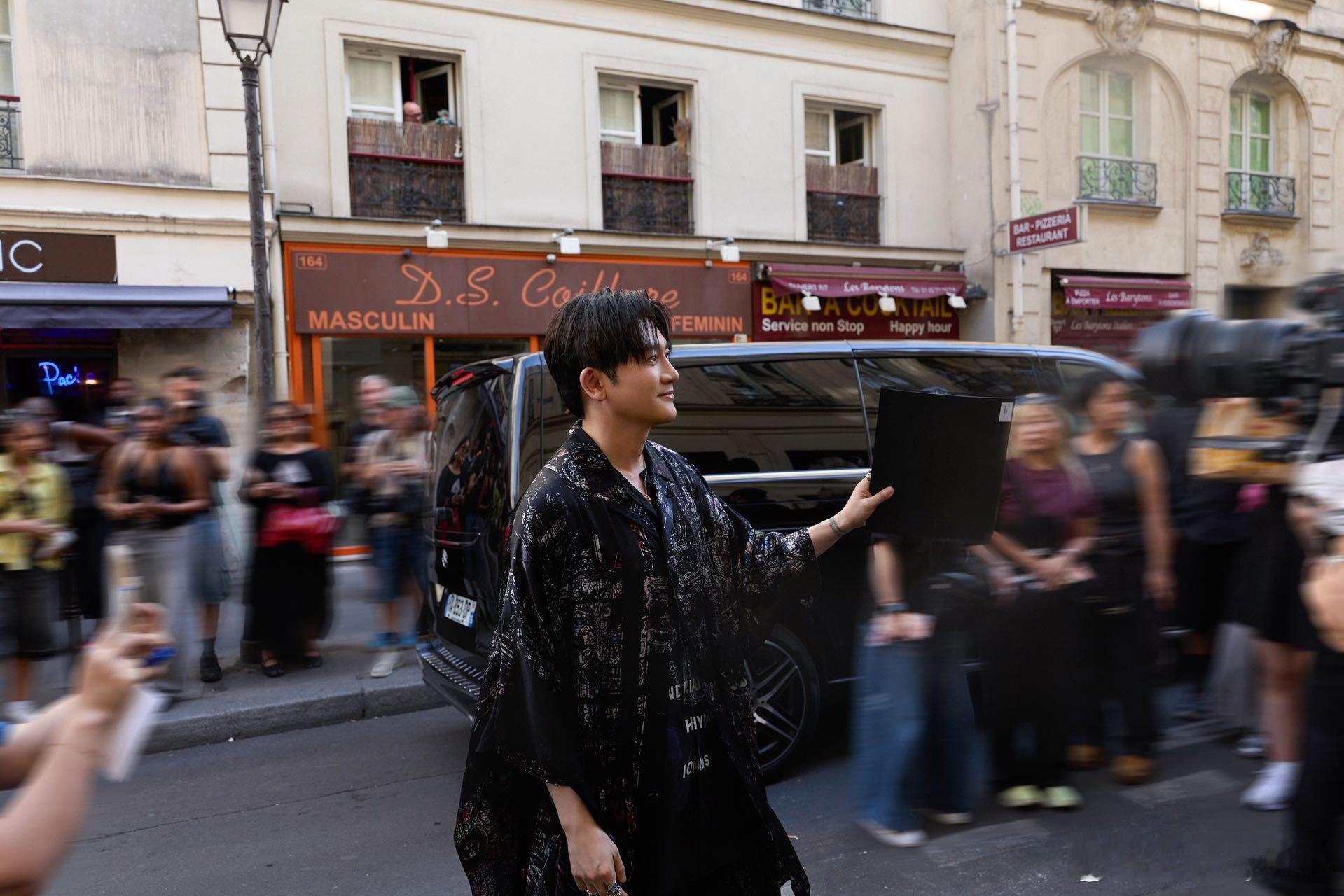 苏有朋巴黎citywalk记录 随着音乐的节拍在街头舞动，身边的陌生人也似乎被这