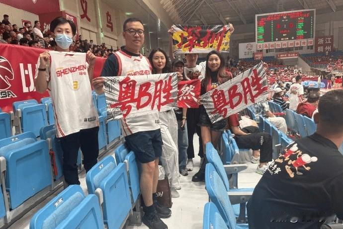CBA大比分2-0晋级！深圳球迷手幅遭浙江主场没收，事后归还引热议
 
CBA季