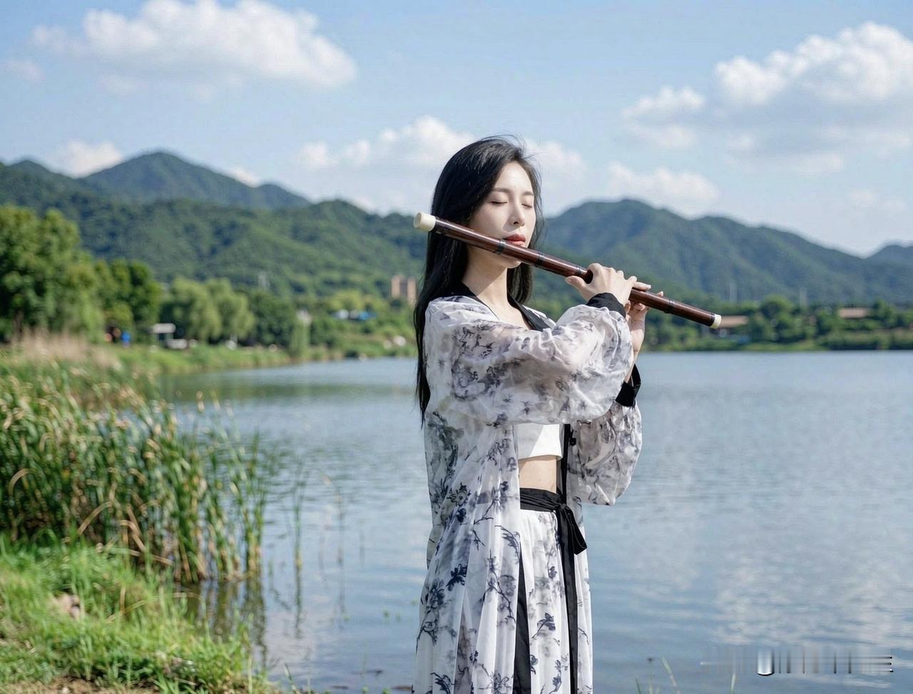 湖光映远山，玉笛晚风闲。
心随云影去，静守一寸安。
原创作品.禁止盗图