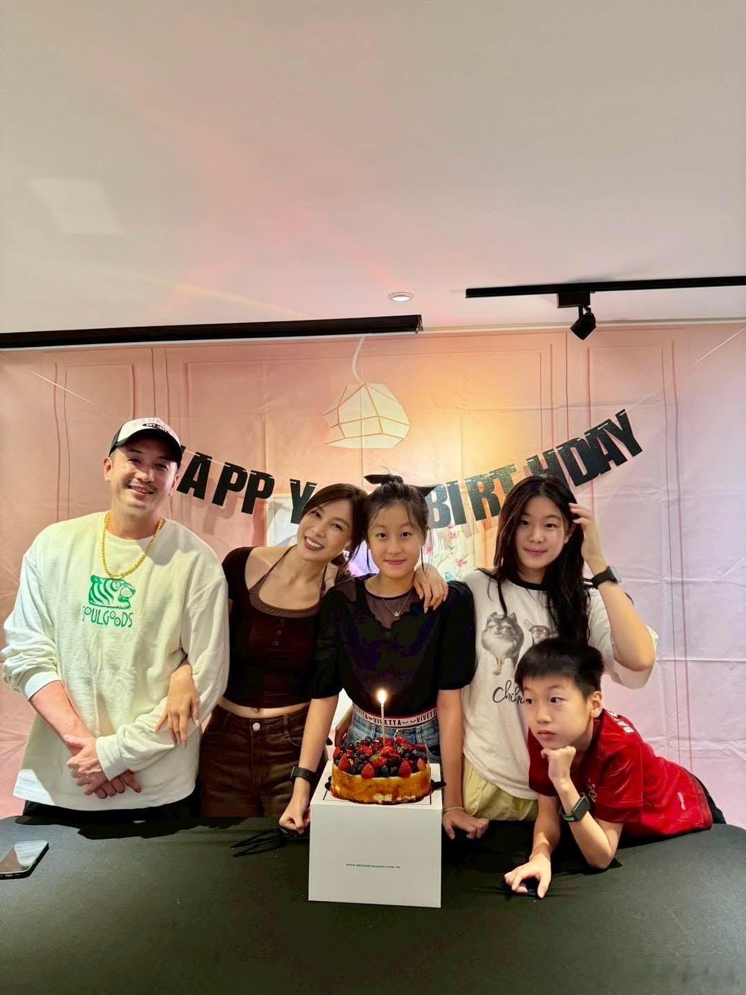 唐志中小咪女儿香香过生日啦！感觉她也是瞬间长大，有点像奶奶～ ​​​