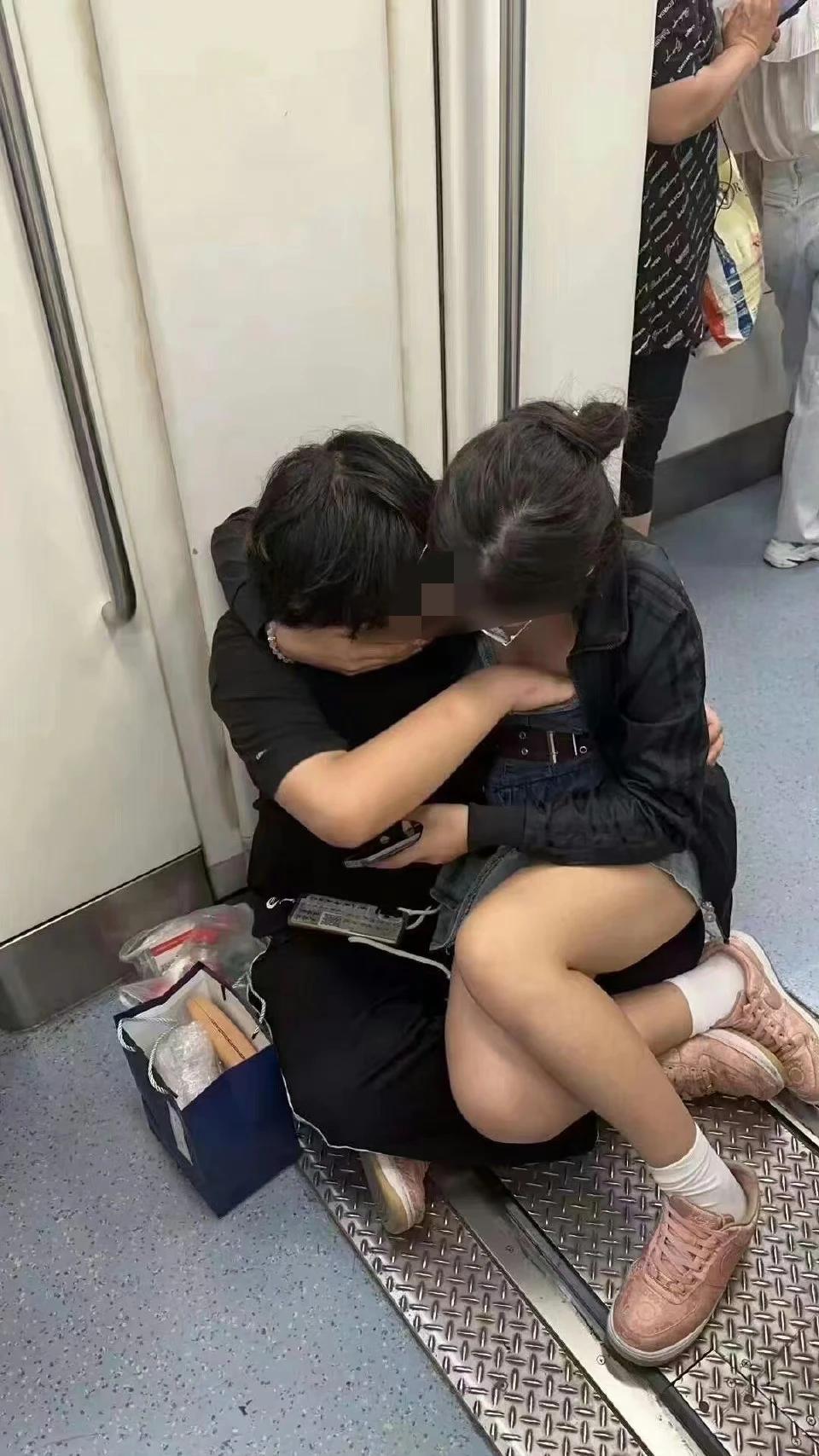 地铁上，情难自禁，
这是一种什么心理?

（图片来自网络，侵删）